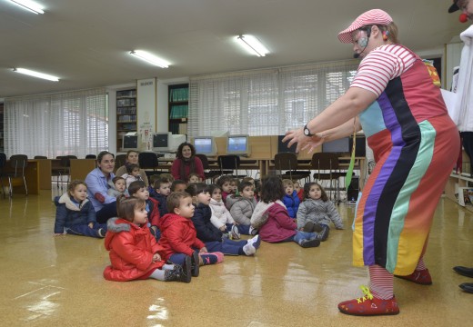 101 nenos da Escola Infantil Municipal de Riveira visitan a Biblioteca e o Lustres Rivas